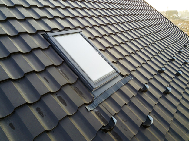 Panneaux de toiture en métal avec puits de lumière.
